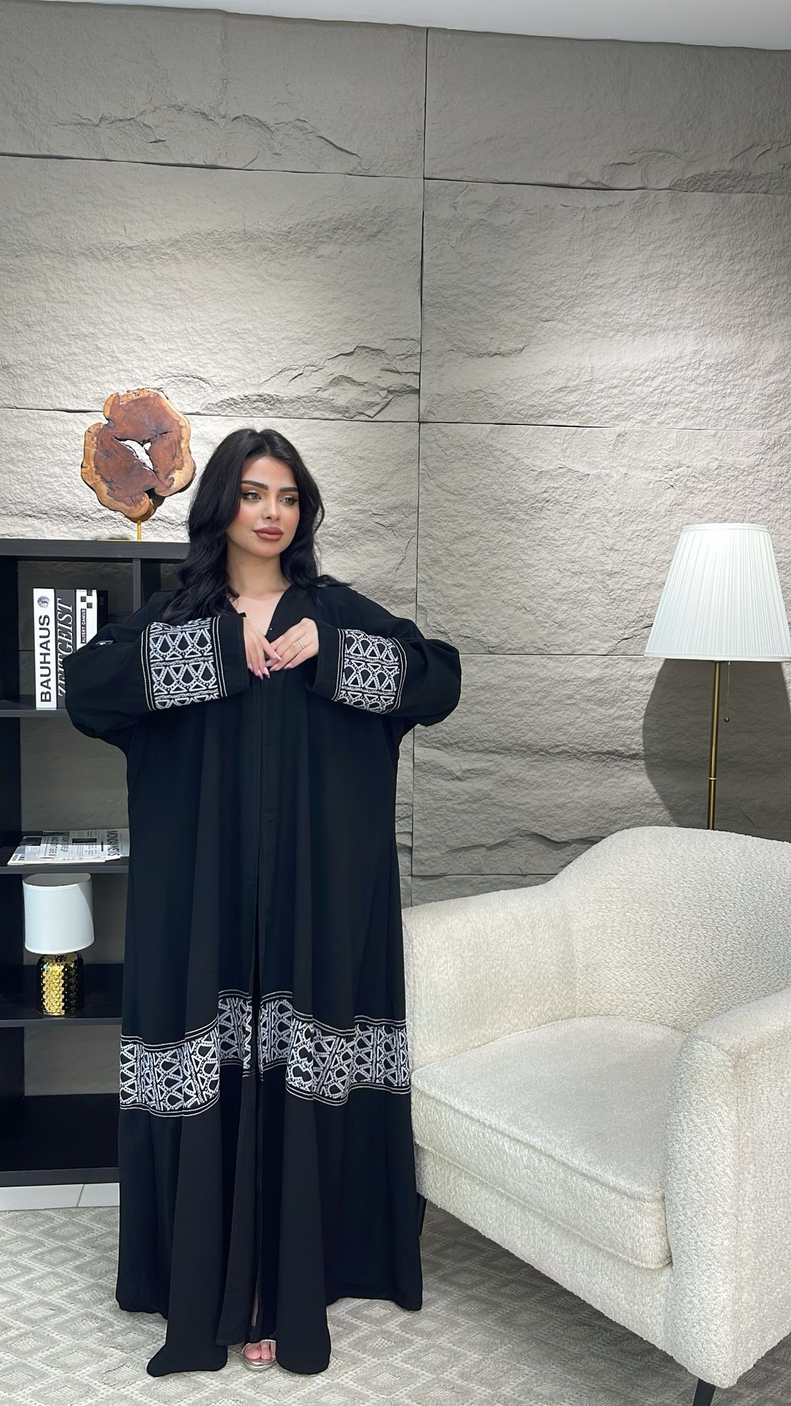 عباية مطرزة بتفاصيل فضية دقيقة