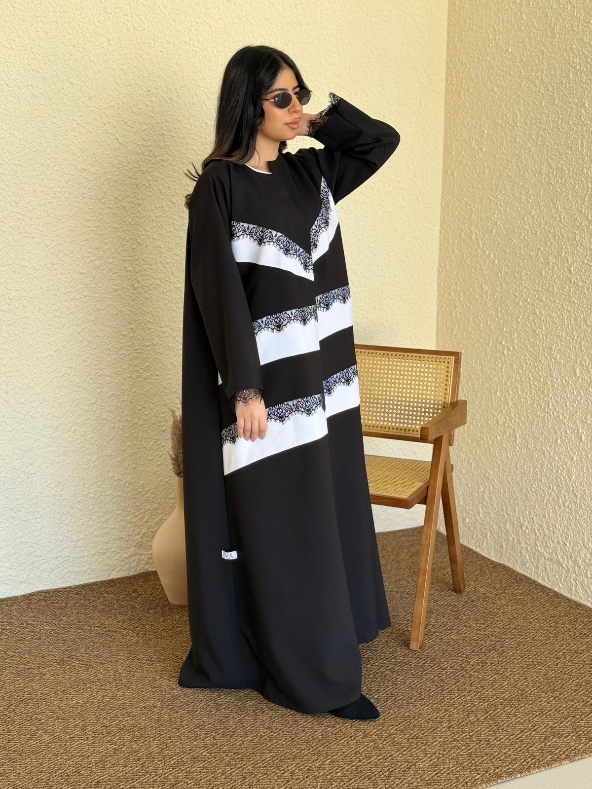 عباية أنيقة مزينة بلوحة دانتيل