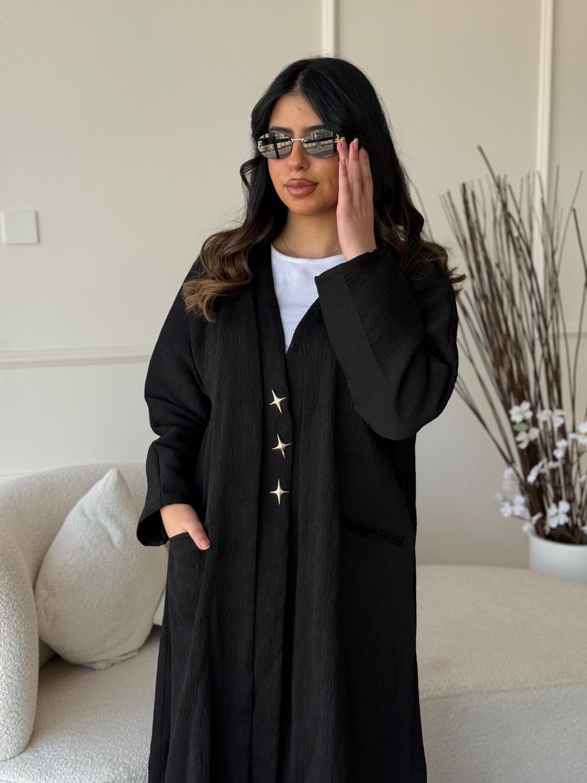 عباية مفتوحة بأزرار على شكل نجمة صغيرة