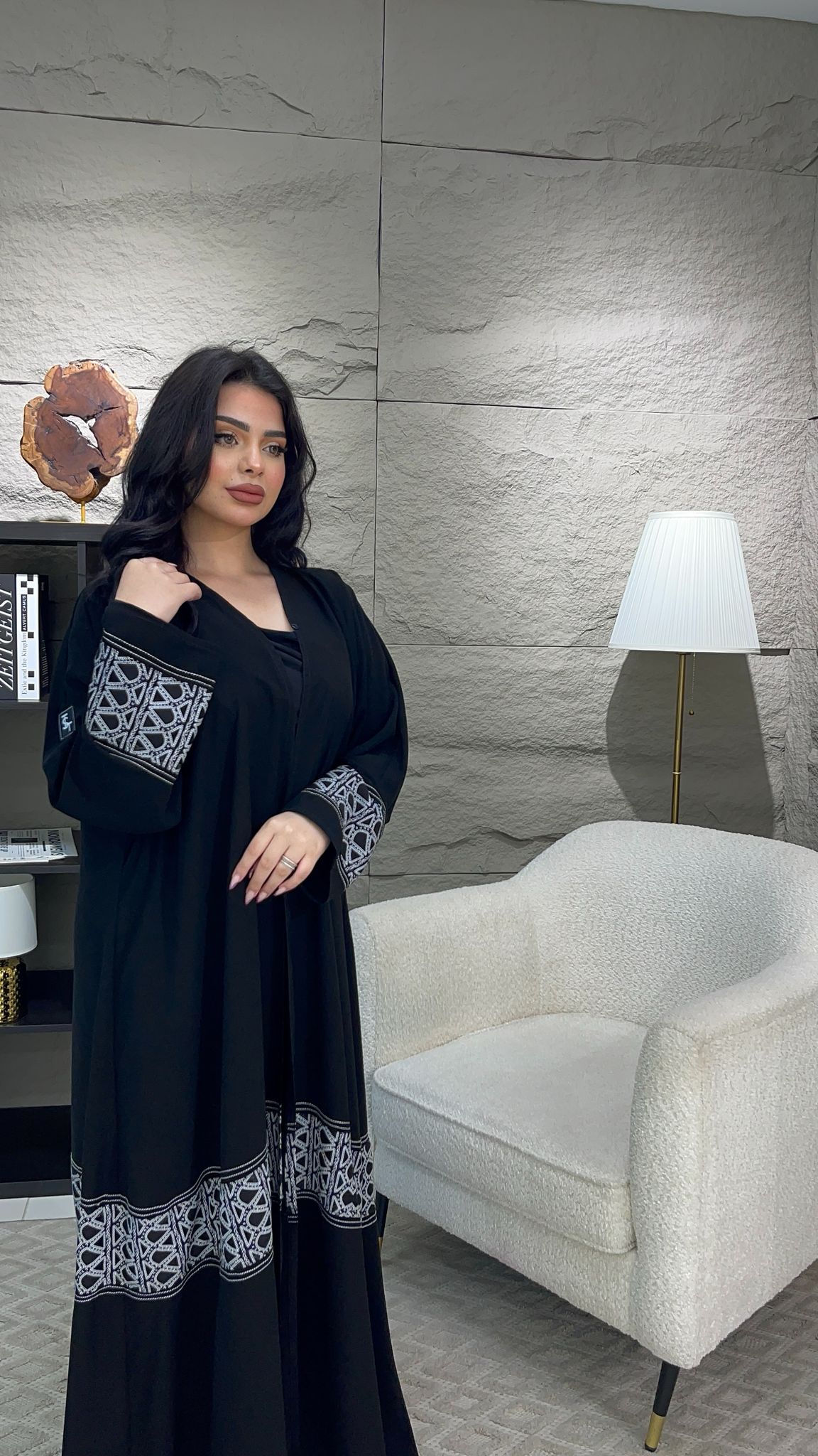 عباية مطرزة بتفاصيل فضية دقيقة