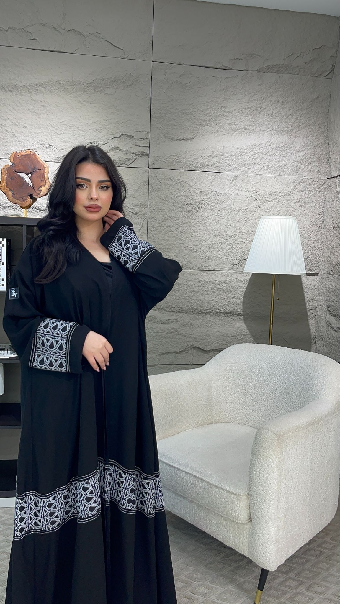 عباية مطرزة بتفاصيل فضية دقيقة