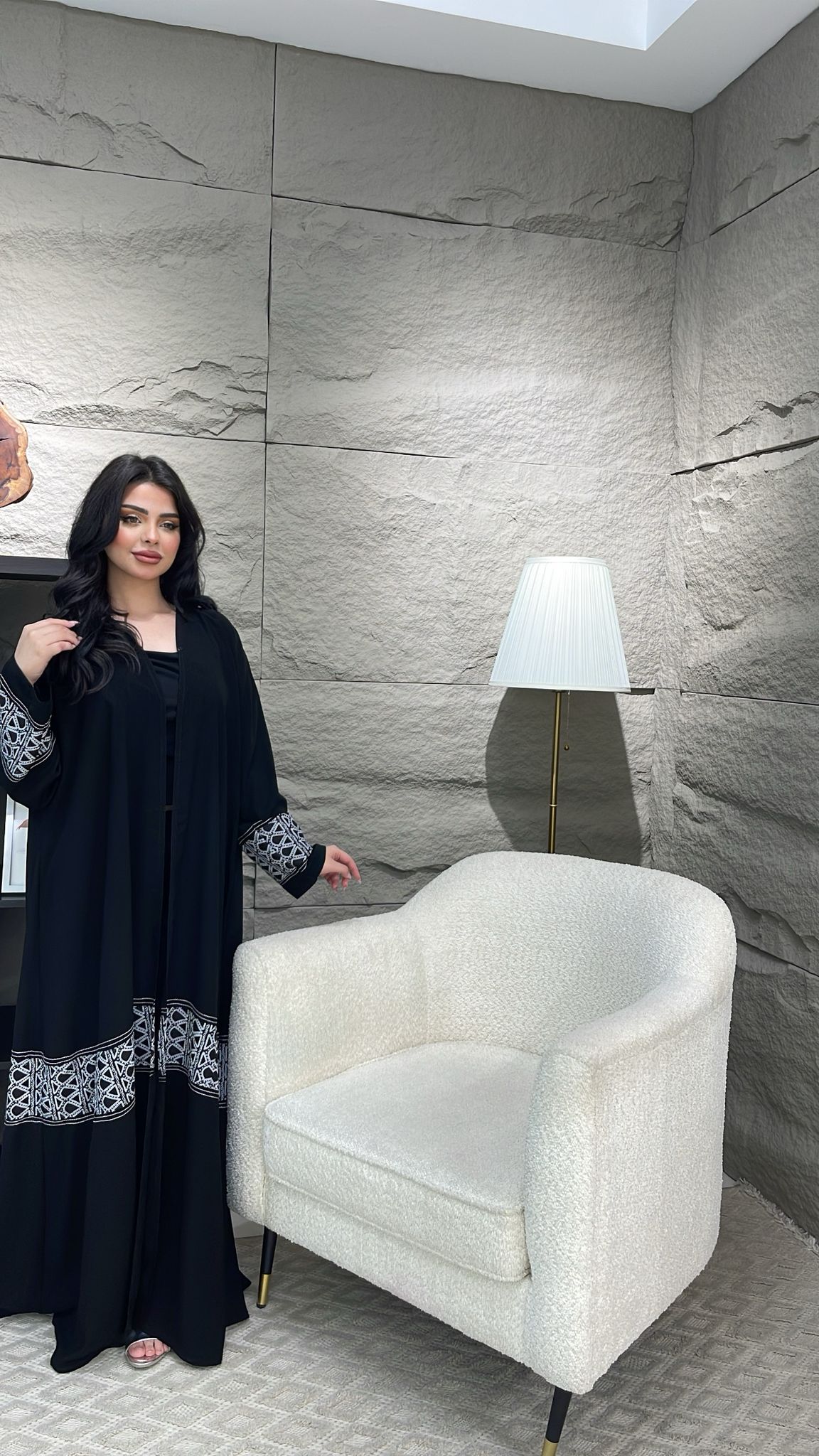 عباية مطرزة بتفاصيل فضية دقيقة