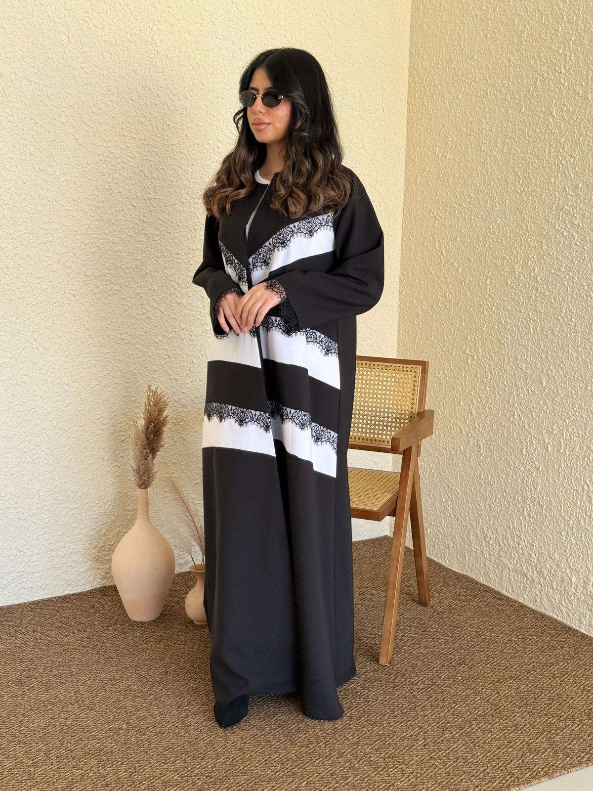 عباية أنيقة مزينة بلوحة دانتيل