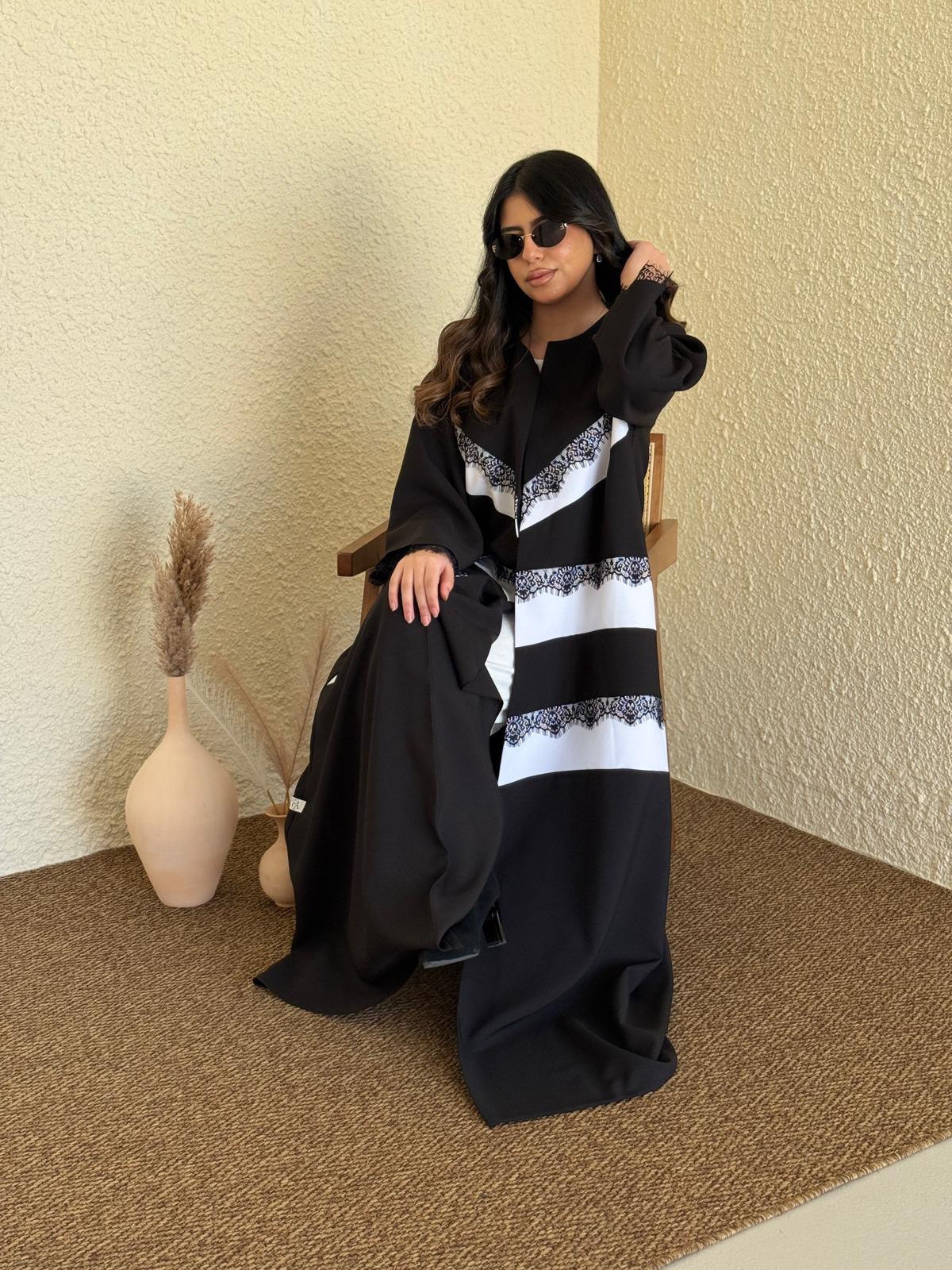 عباية أنيقة مزينة بلوحة دانتيل