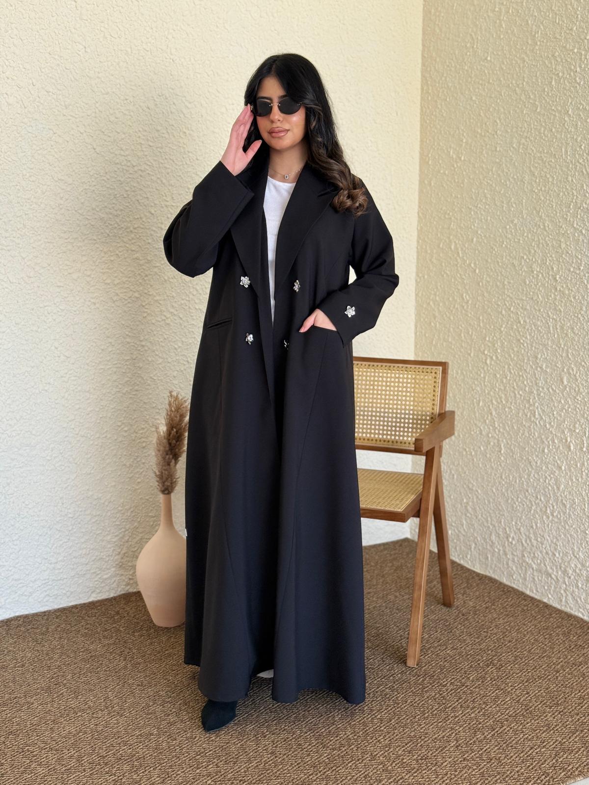 عباية رسمية أنيقة مزينة بأزرار كريستالية
