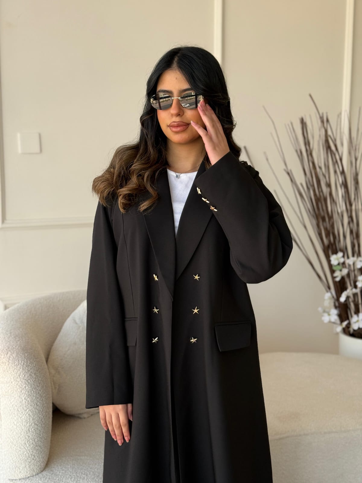 عباية رسمية أنيقة بأزرار على شكل نجمة