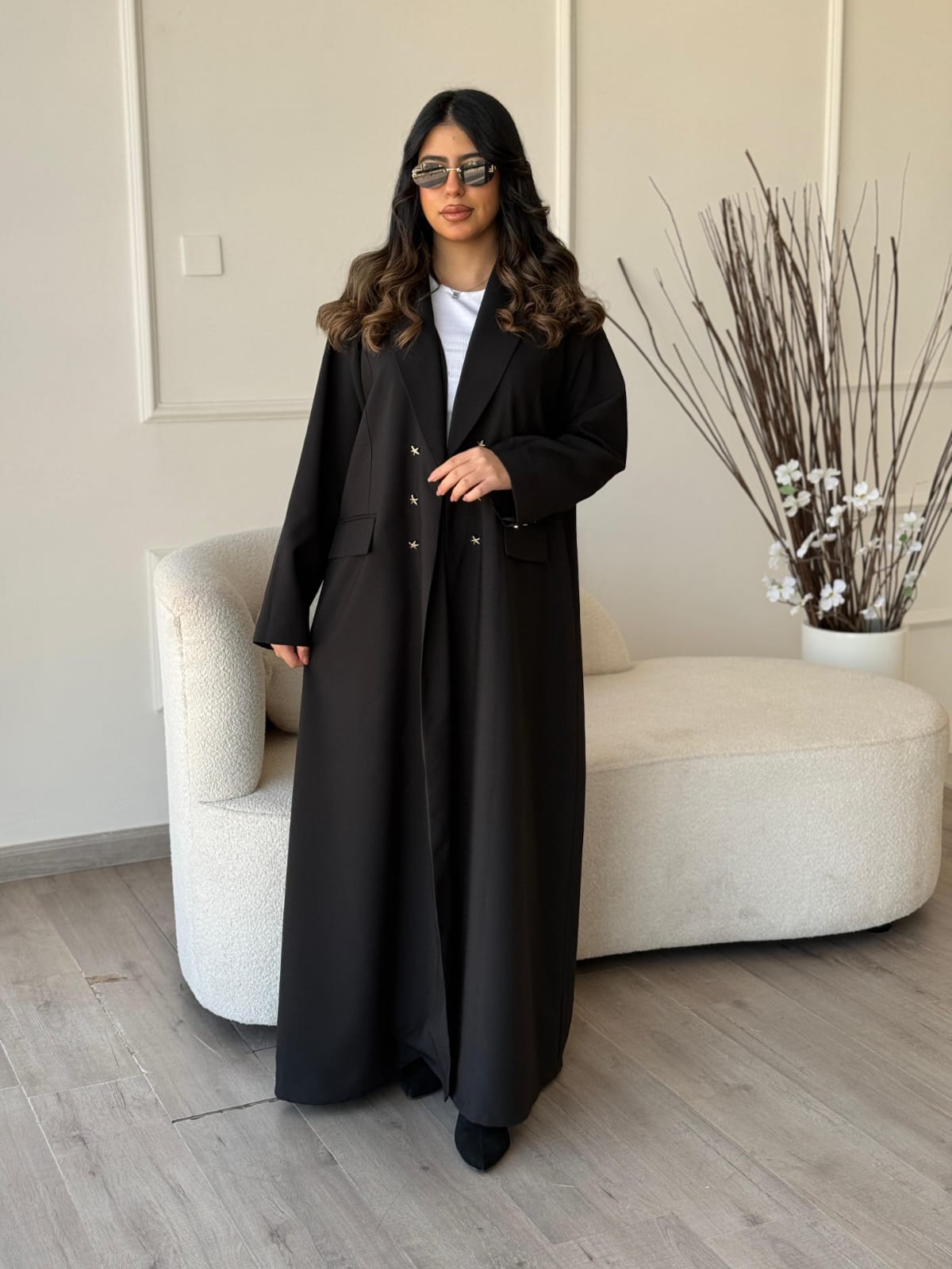 عباية رسمية أنيقة بأزرار على شكل نجمة