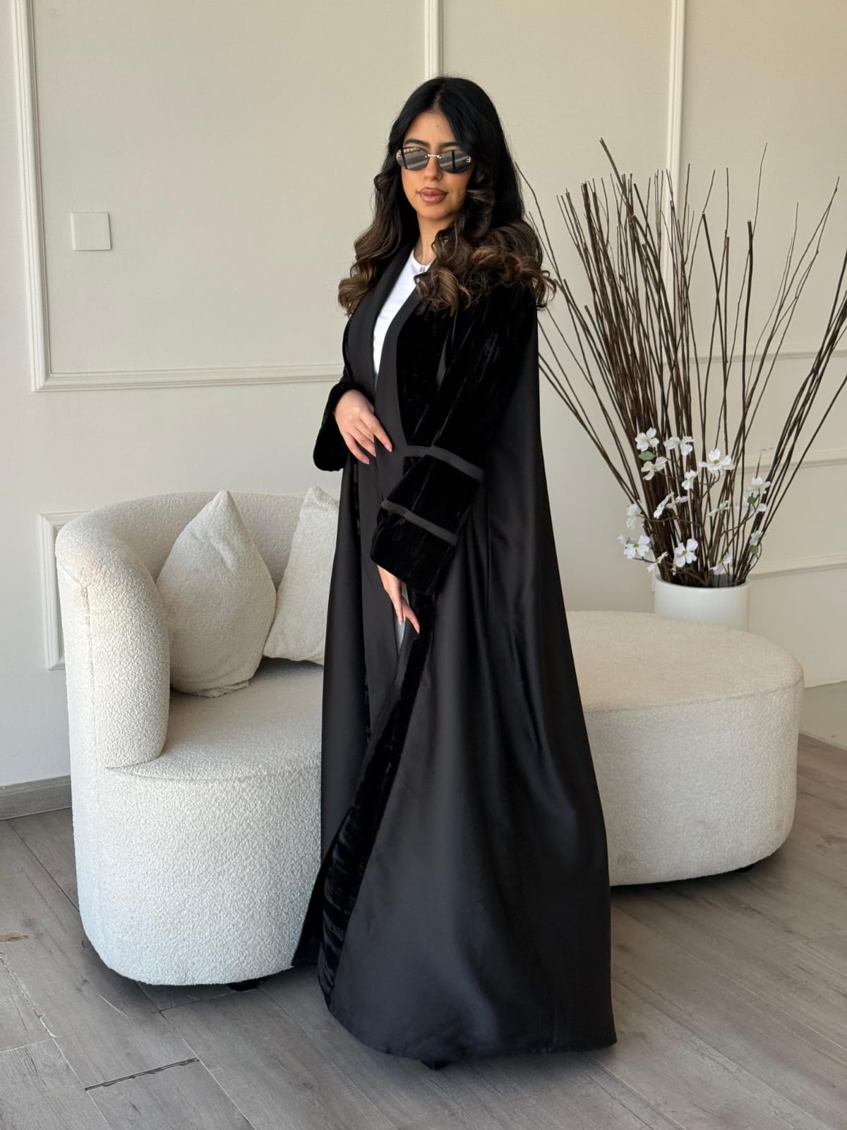 عباية مفتوحة من الأمام مزينة بتطريز مخملي